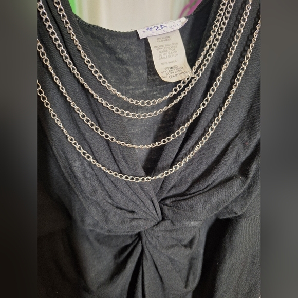 2A black v-neck tank top with chain decor size 1X - Picture 3 of 4